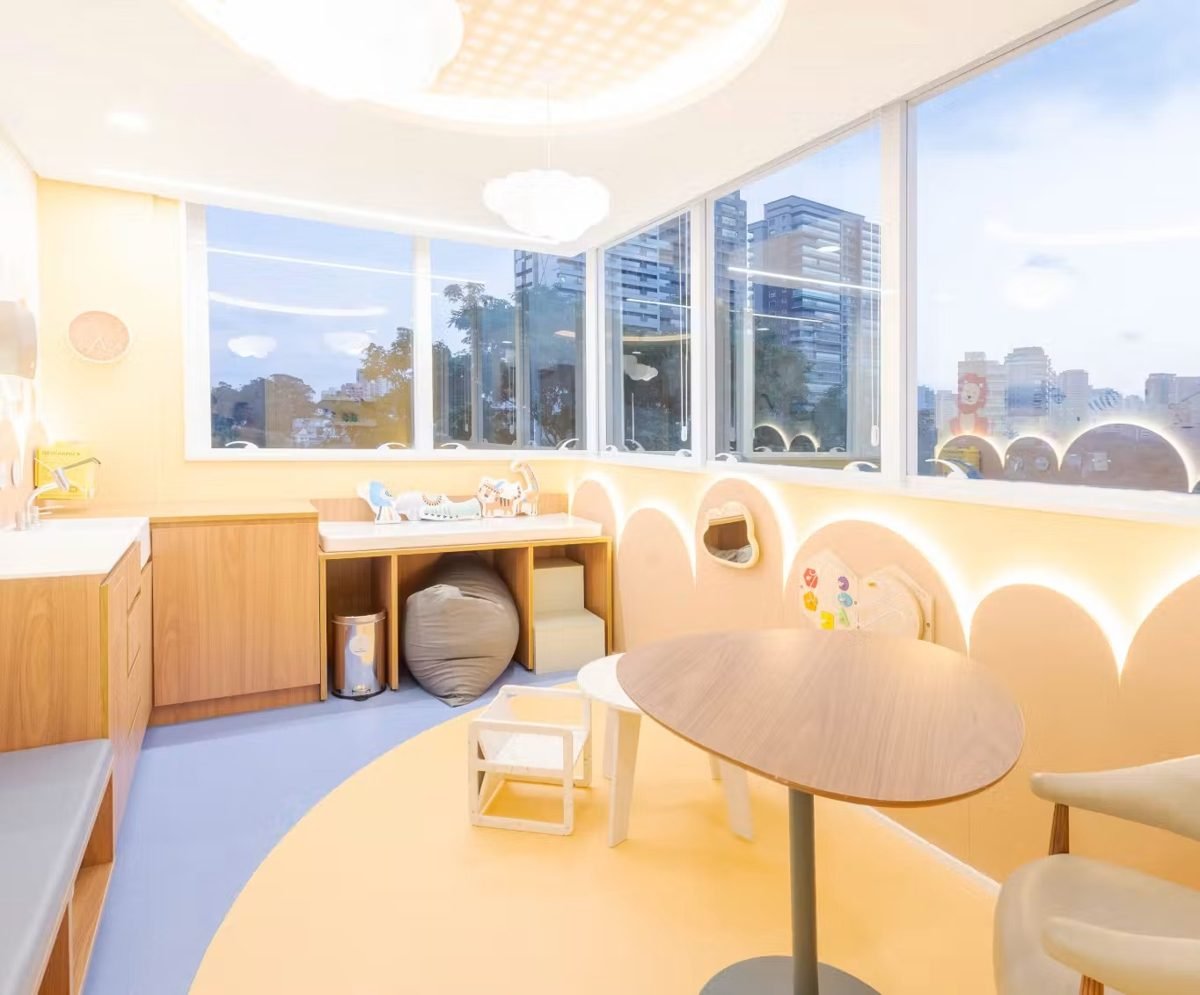 Sala de atendimento infantil, com mesa pequena e decoração lúdica